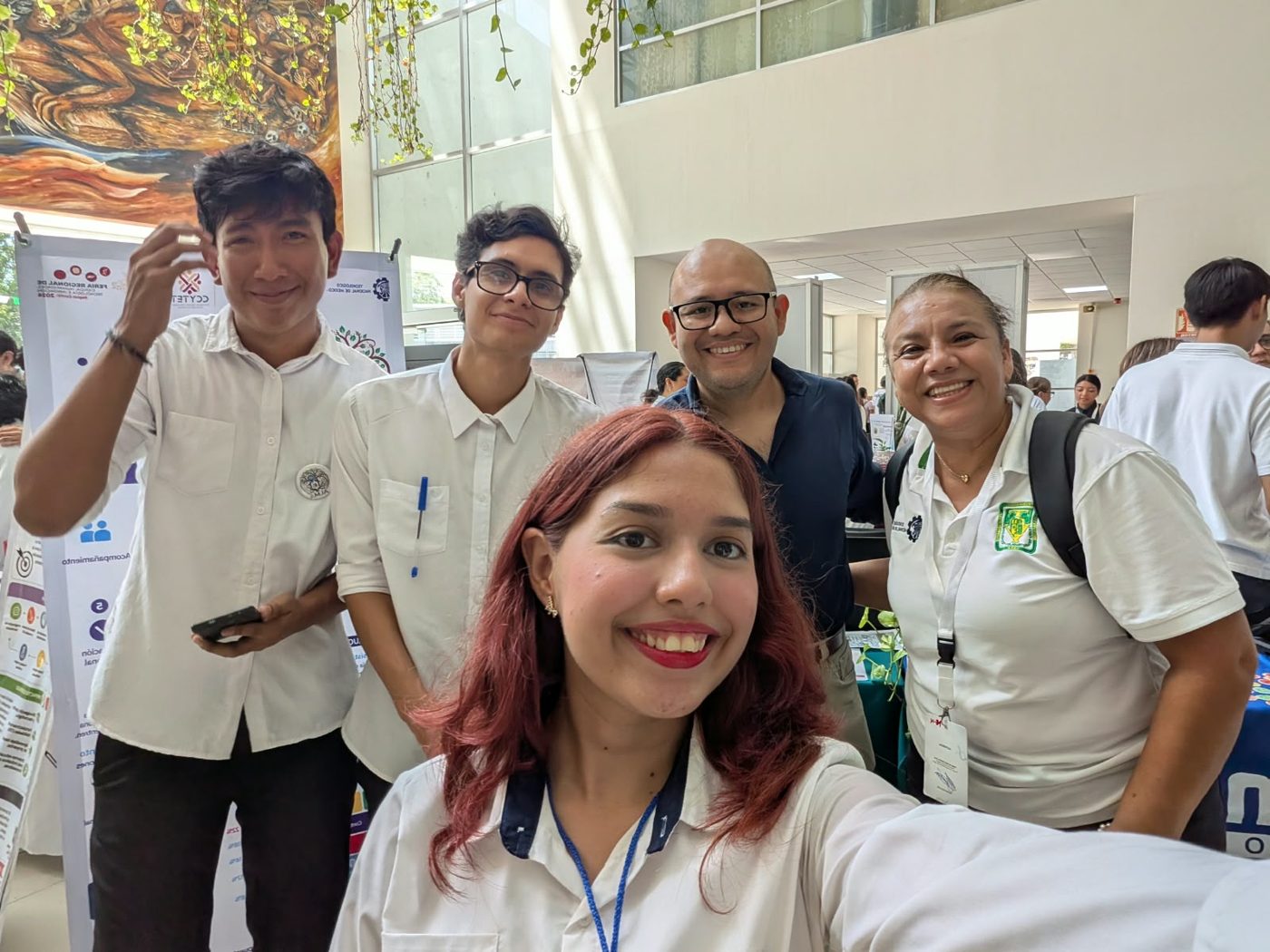 Integrantes del equipo y asesora durante la Feria Regional del CCYTET 2026