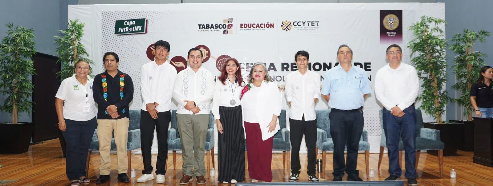 Integrantes de A.L.M.A. junto a autoridades y jurado durante la premiación del primer lugar en la Feria Regional del CCYTET 2026