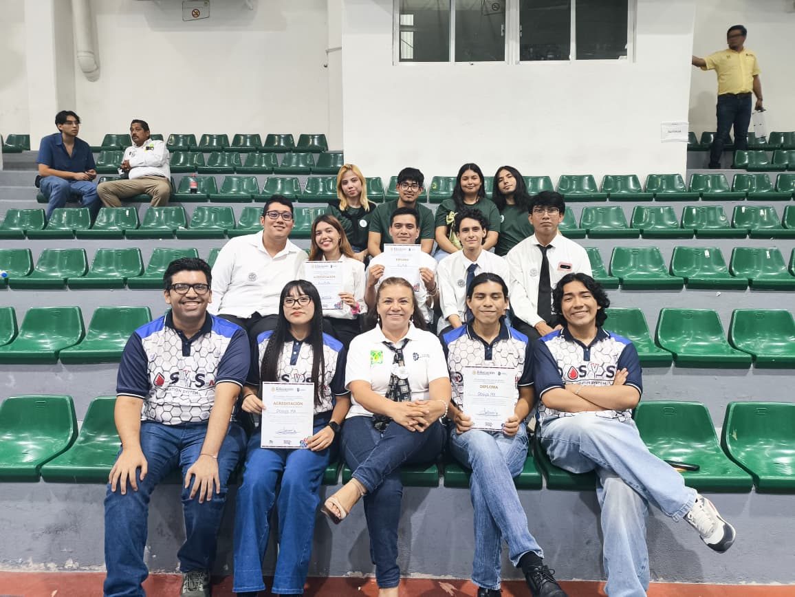 Participantes premiados con sus diplomas en la Etapa Local