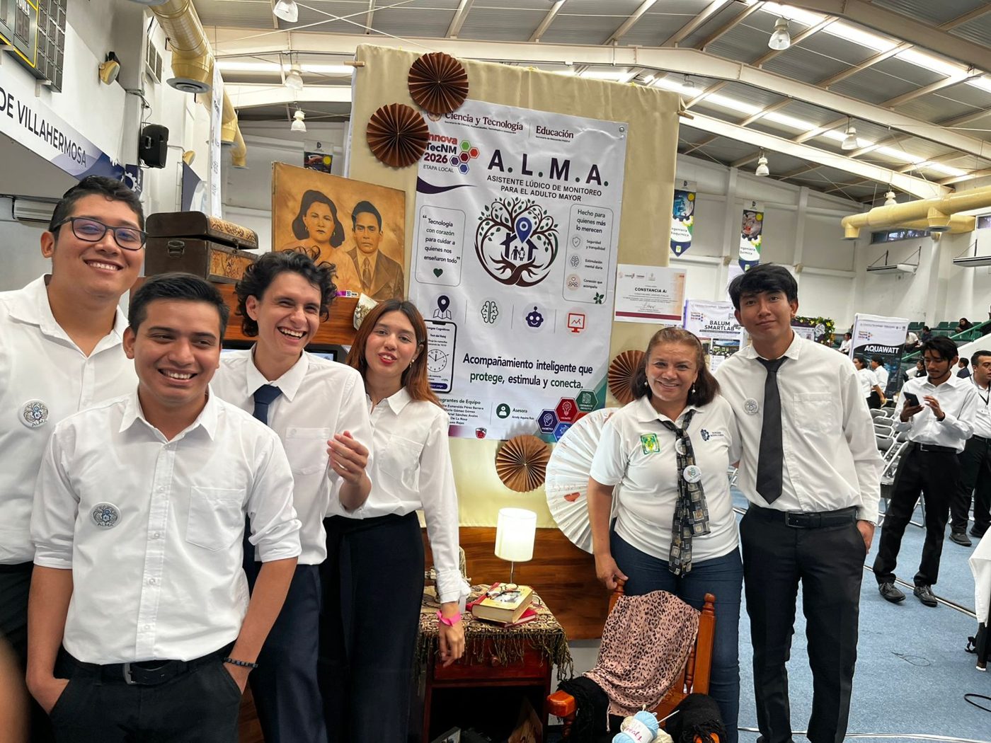 El equipo de A.L.M.A. frente a su stand en la Etapa Local de InnovaTecNM 2026